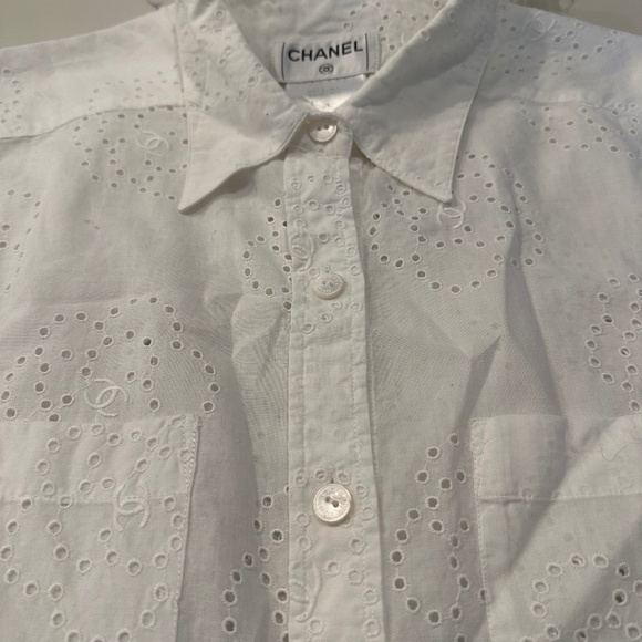 A CHANEL SHORT SLEEVE EYELET WHITE BLOUSE - Picture 7 of 10